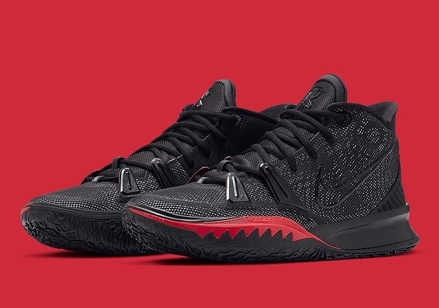 kyrie 7 noir rouge